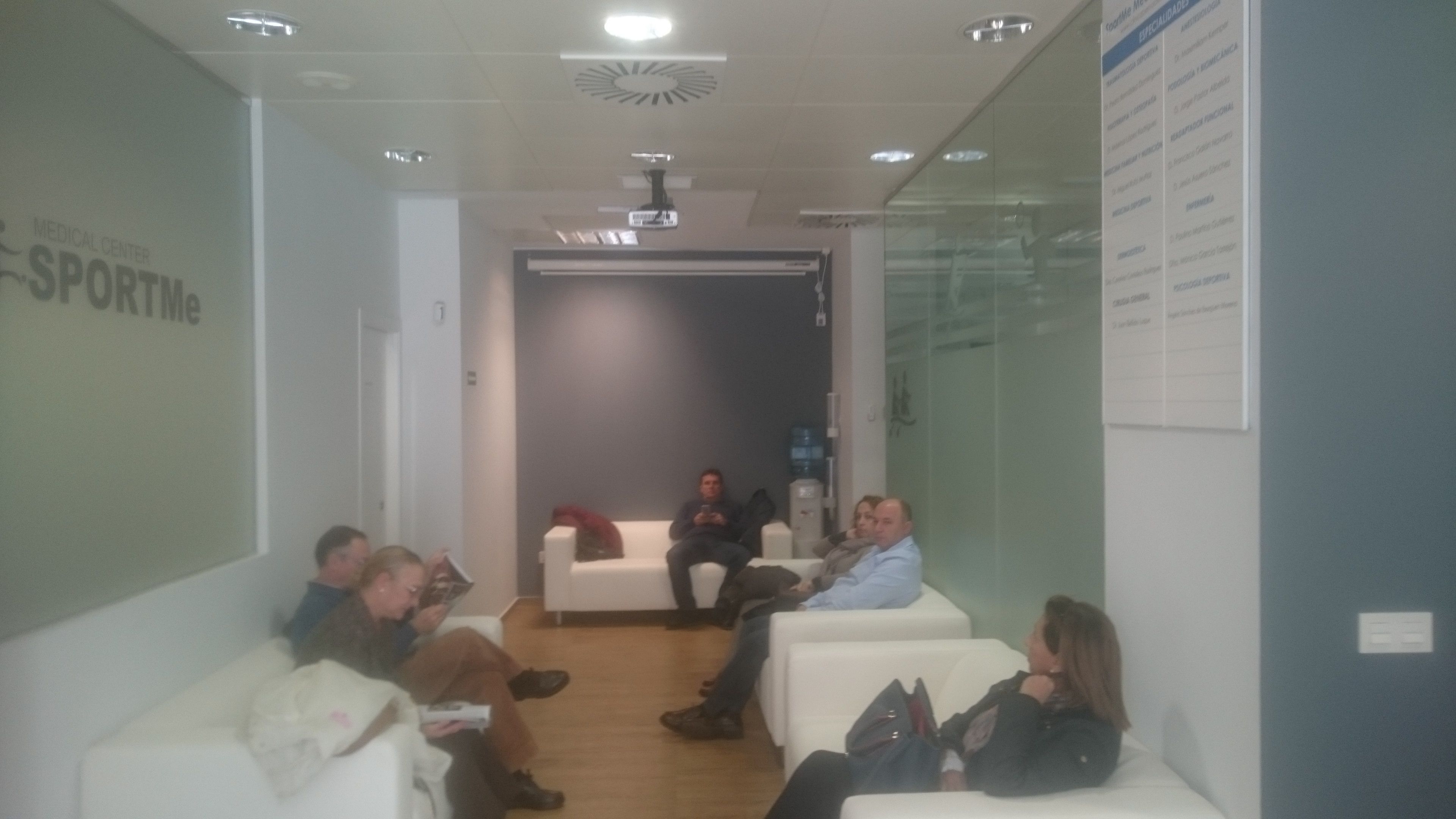 sala de espera antes de decoración
